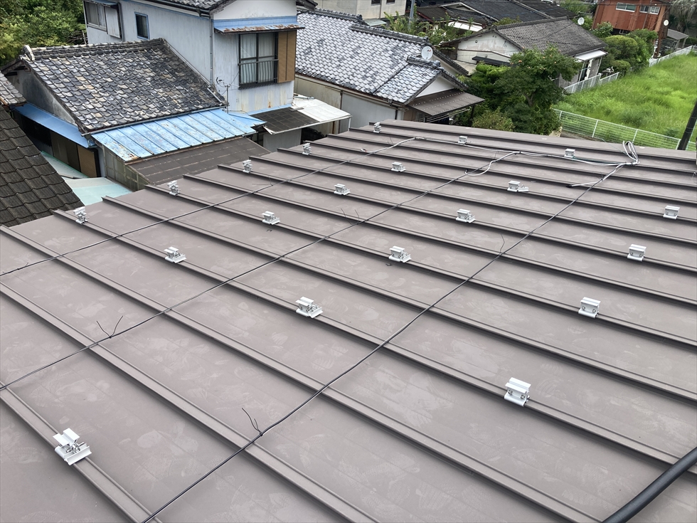 固定金具取付中
