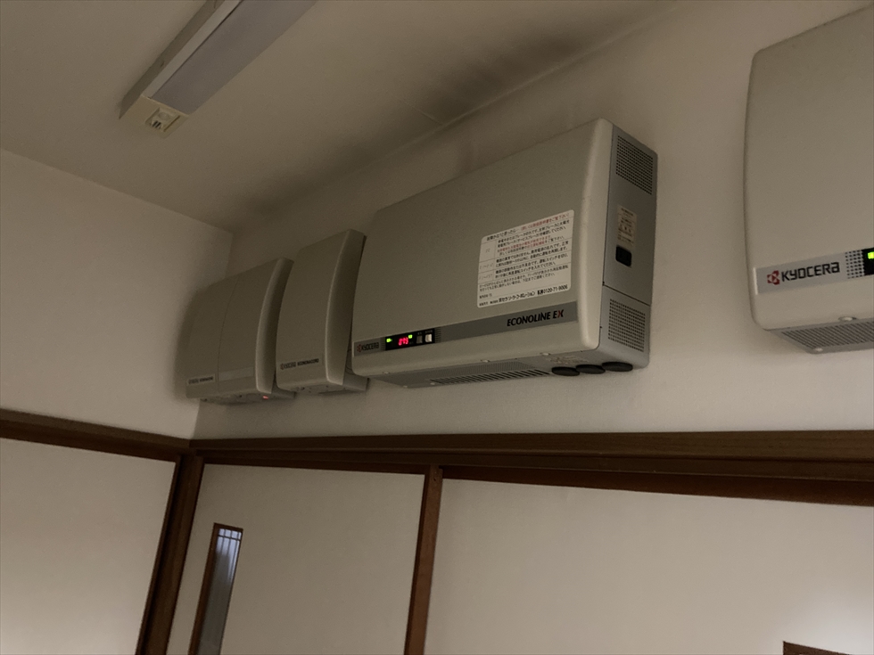 施工前(卒FITを迎え撤去される京セラ製太陽光発電の既設パワーコンディショナ1台目)