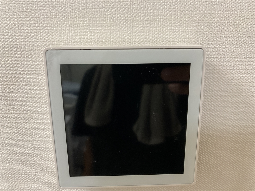 施工後(発電状況や蓄電池の充放電を管理できる新しく設置された室内用リモコンモニター)