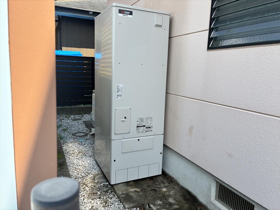 施工後(新しく設置された三菱の標準タンク型フルオートエコキュート)