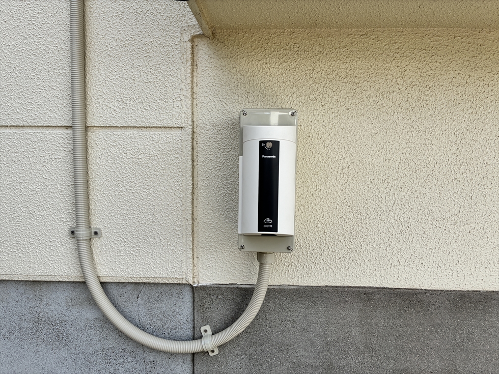 施工後（国の補助金5万円を活用し太陽光・蓄電池工事と同時に設置されたパナソニック製鍵付きEV充電用コンセント WK4422W）