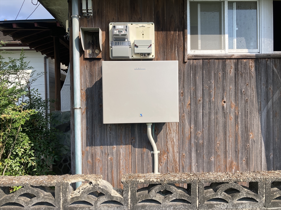 既設のパワコン2台分を1つに集約したニチコン製トライブリッドパワコン