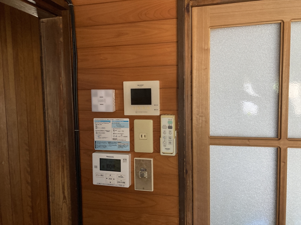 施工前(エラーが出始めたシャープ製太陽光発電の既設モニター・リモコン周辺)