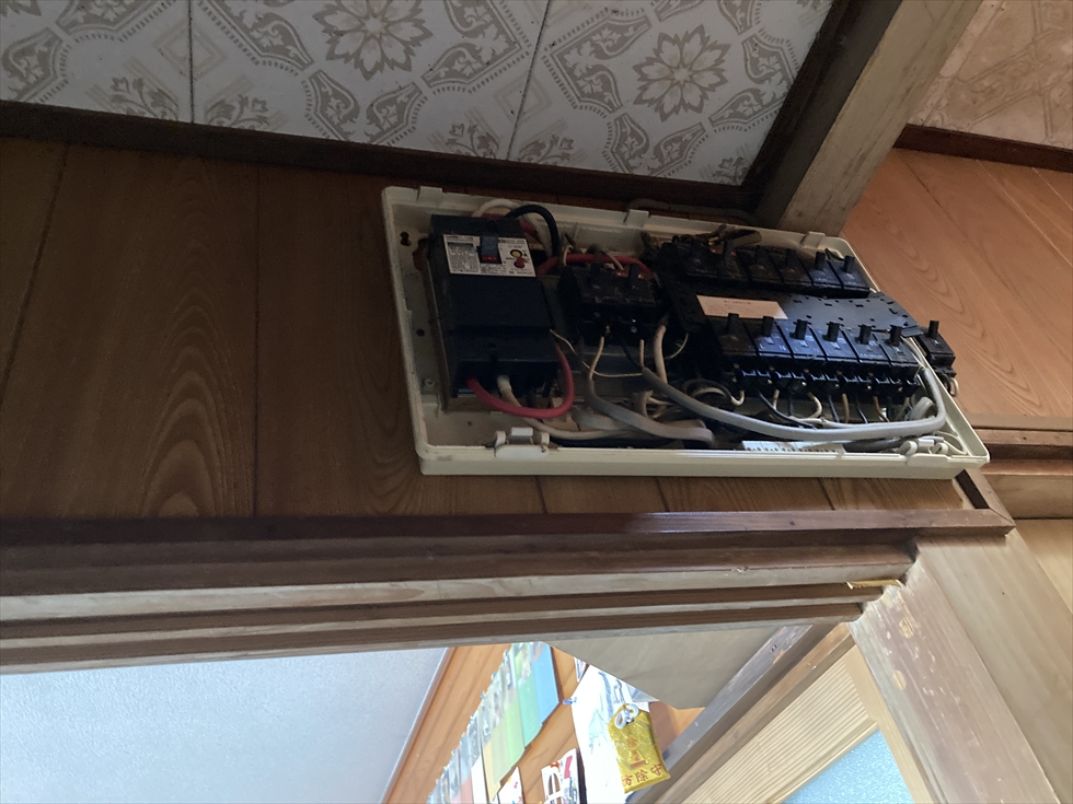 施工前(蓄電池導入工事前の屋内分電盤および既設機器周辺の状況)