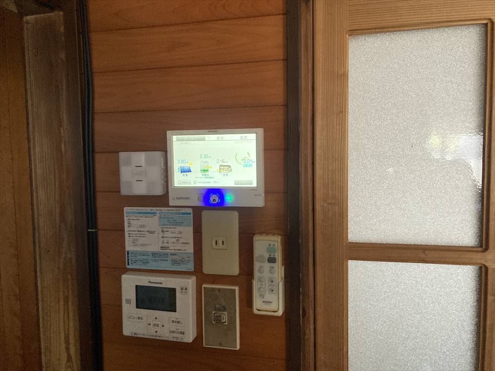 施工後(太陽光の発電量と蓄電池の充放電を一目で管理できるシャープ製新型マルチエネルギーモニタ)
