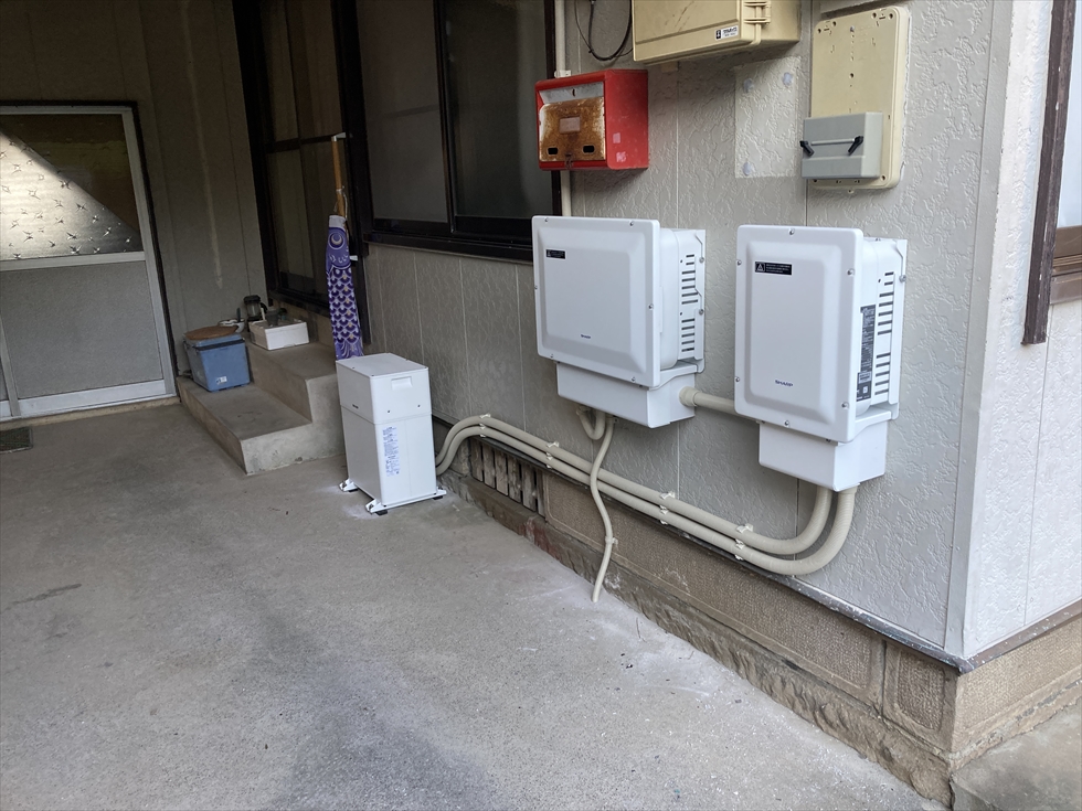 施工後(すっきり収まった全負荷型シャープ製ハイブリッド蓄電池とパワコンの別角度写真)