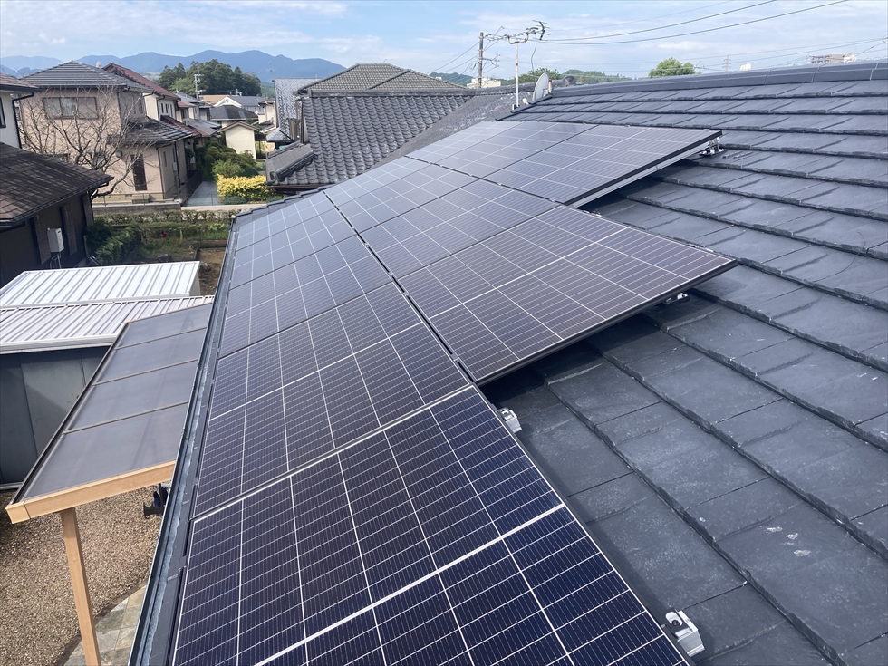 施工後(防災瓦の屋根に美しく設置完了したカナディアンソーラー製太陽光パネル 5.58kW)