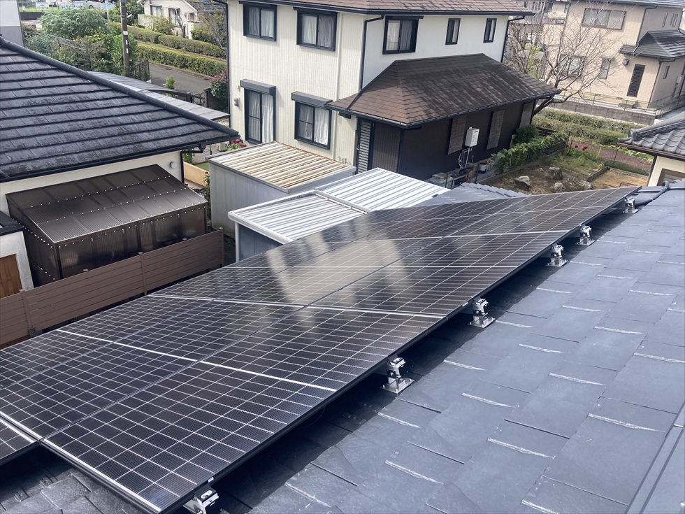 施工後(宮崎の豊かな日差しをたっぷり受けるカナディアンソーラー太陽光発電の別角度写真)