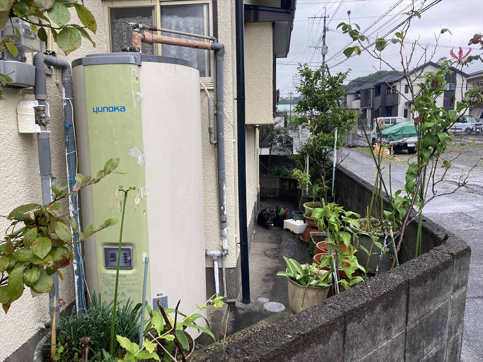施工前(20年以上使用されフルオートエコキュートへ交換される2003年製のユノカ給湯専用電気温水器 SM846BB-H04)
