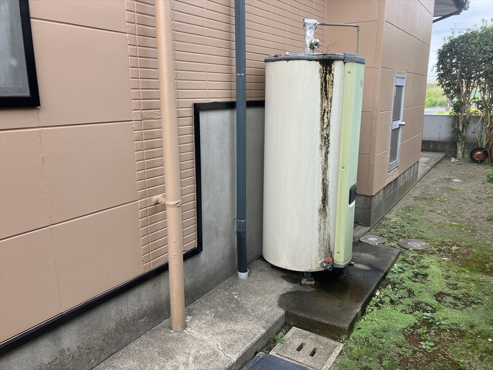 施工前(30年以上稼働し毎月の電気代が高騰していた1992年製のユノカ給湯専用電気温水器 SM-8370RB-C82)